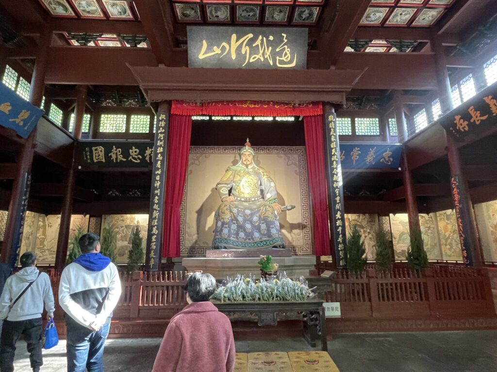 岳王廟正殿内部